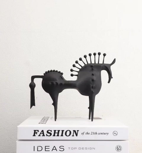 Statue abstraite cheval noir en métal 22 cm