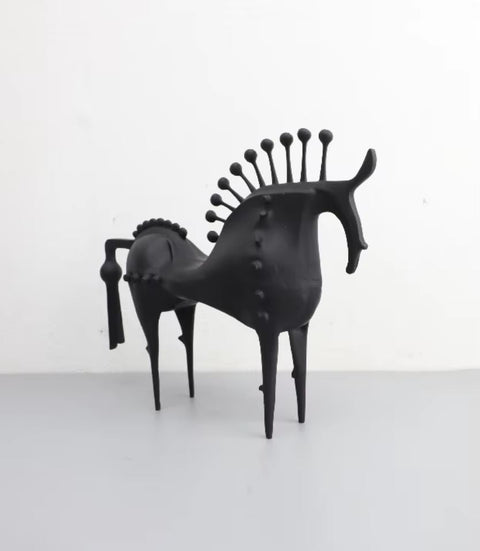 Statue abstraite cheval noir en métal 22 cm