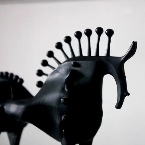 Statue abstraite cheval noir en métal 22 cm