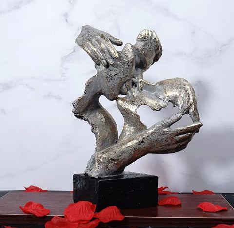Statue couple qui s'embrasse 27 cm
