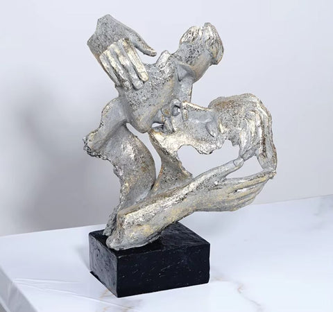 Statue couple qui s'embrasse 27 cm