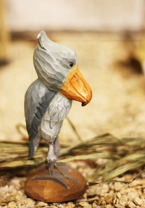 Statue oiseau cigogne à tête de baleine en bois 16 cm
