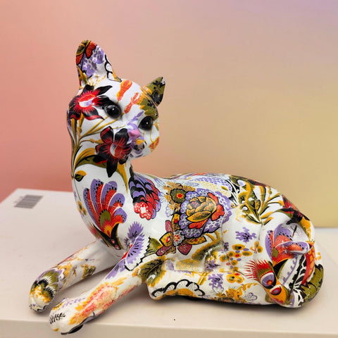 Statue chat couché resine motif japon 14 cm