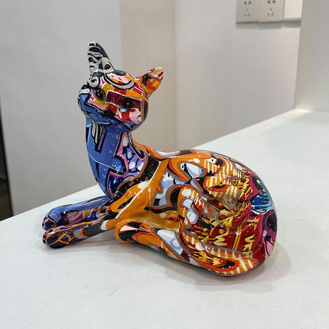 Statue chat couché résine graffiti 14 cm