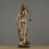 Une Statue De La Déesse Grecque De La Justice Thémis Se Balance Sur La Une Statue De La Déesse Grecque De La Justice Thémis Se Balance Sur La