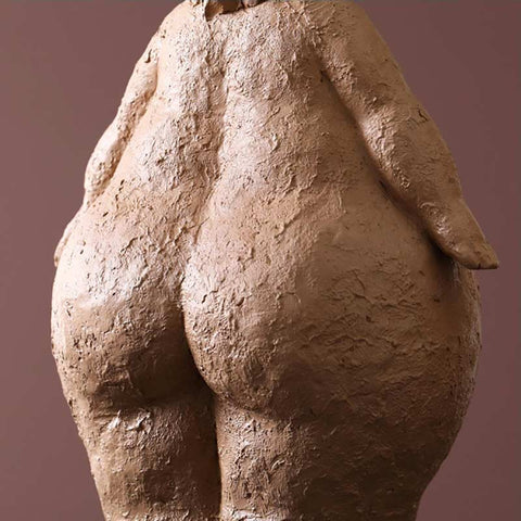 Statue Femme Ronde <br/> Argile 18 / 27 cm